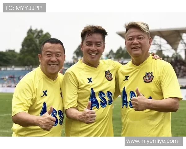 足球明星与刘德华亲密互动视频曝光引发粉丝热议与追捧